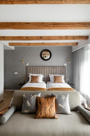 Suite with private bathroom at three bedroom interwar Villa Grabyte with daily spaces to share by pine forest on the bank of the river- programme European Capital of Culture 2022, Kaunas
